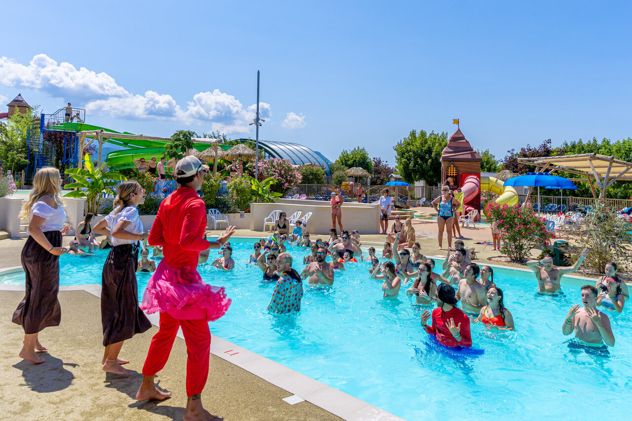 Animaci�n acu�tica y toboganes en piscina camping CAPFUN Grand Lierne CHATEAUDOUBLE.
