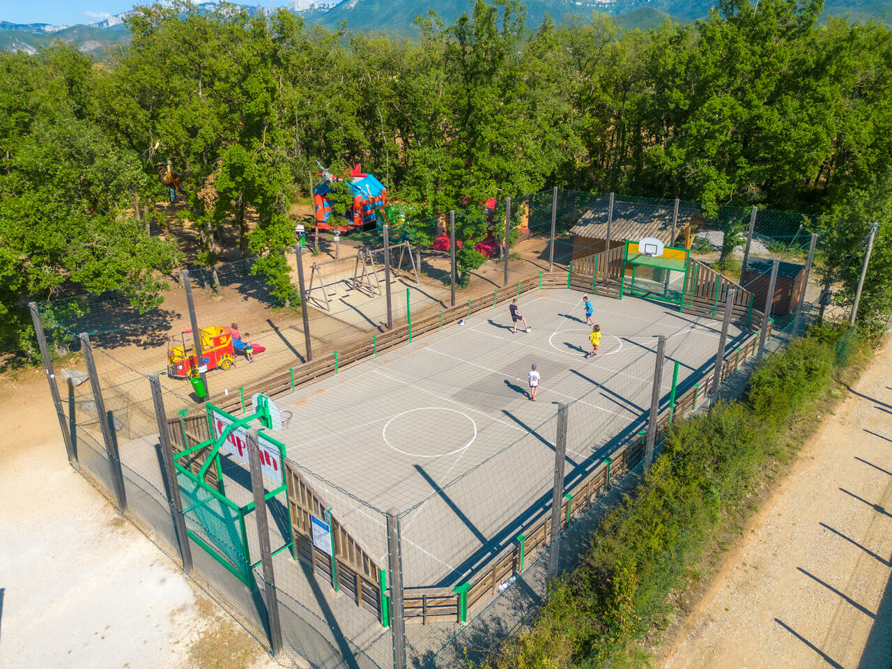 Pista multideporte, juegos en el CAPFUN Grand Lierne en CHATEAUDOUBLE (26).
