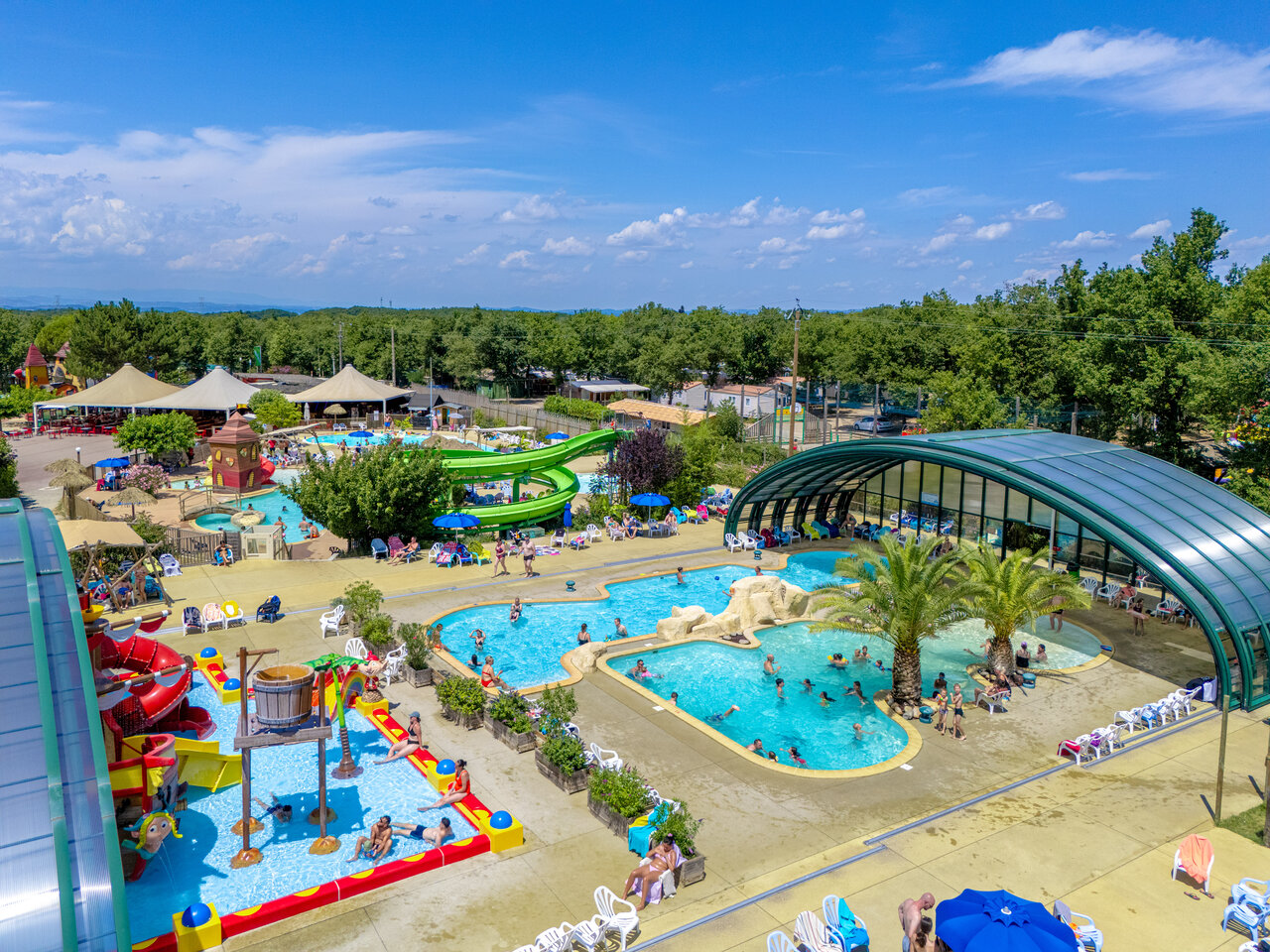 Piscinas, toboganes y piscina cubierta en el camping CAPFUN Grand Lierne en CHATEAUDOUBLE (26).