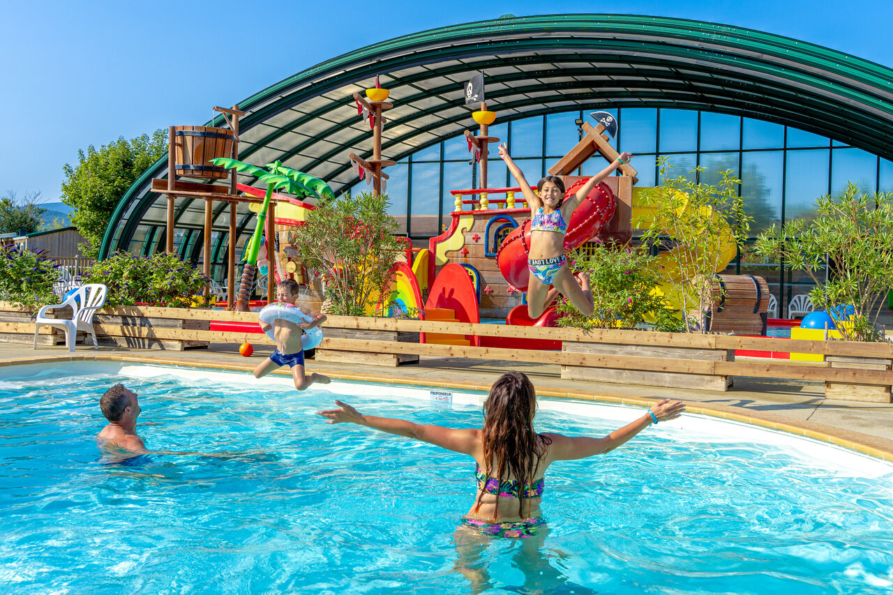 Piscina exterior, juegos acu�ticos y toboganes en CAPFUN Grand Lierne en CHATEAUDOUBLE.