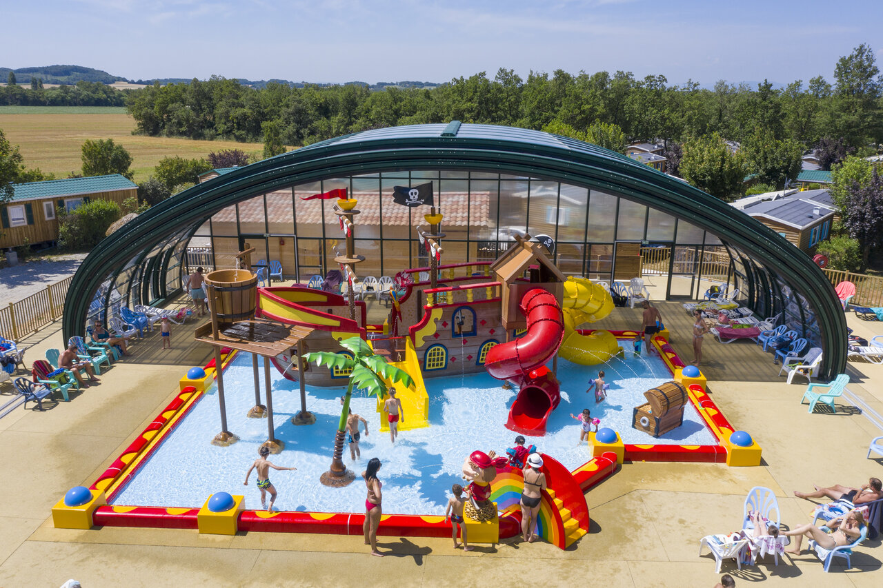 Parque acu�tico cubierto con barco pirata, toboganes y juegos de agua en el camping CAPFUN Grand Lierne en CHATEAUDOUBLE (26).