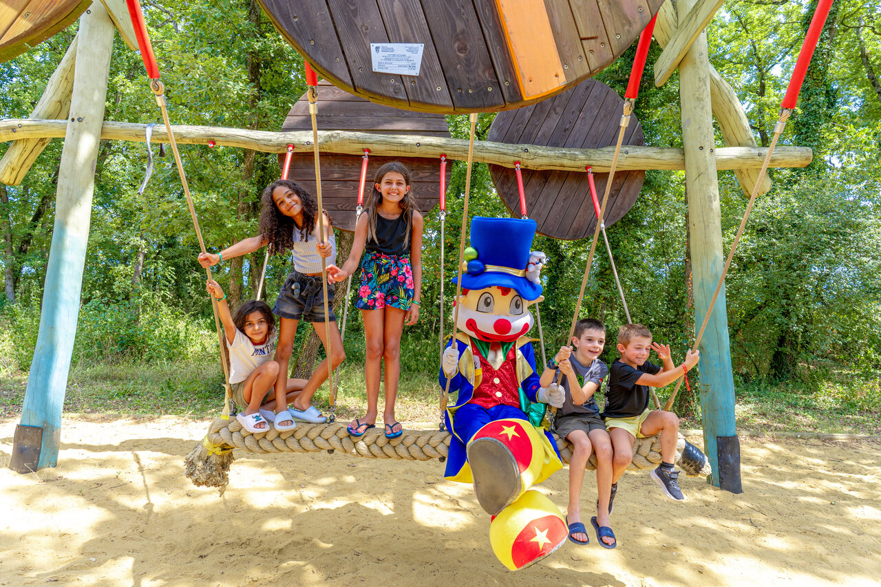 Ni�os y mascota en columpio parque infantil CAPFUN Grand Lierne CHATEAUDOUBLE (26).