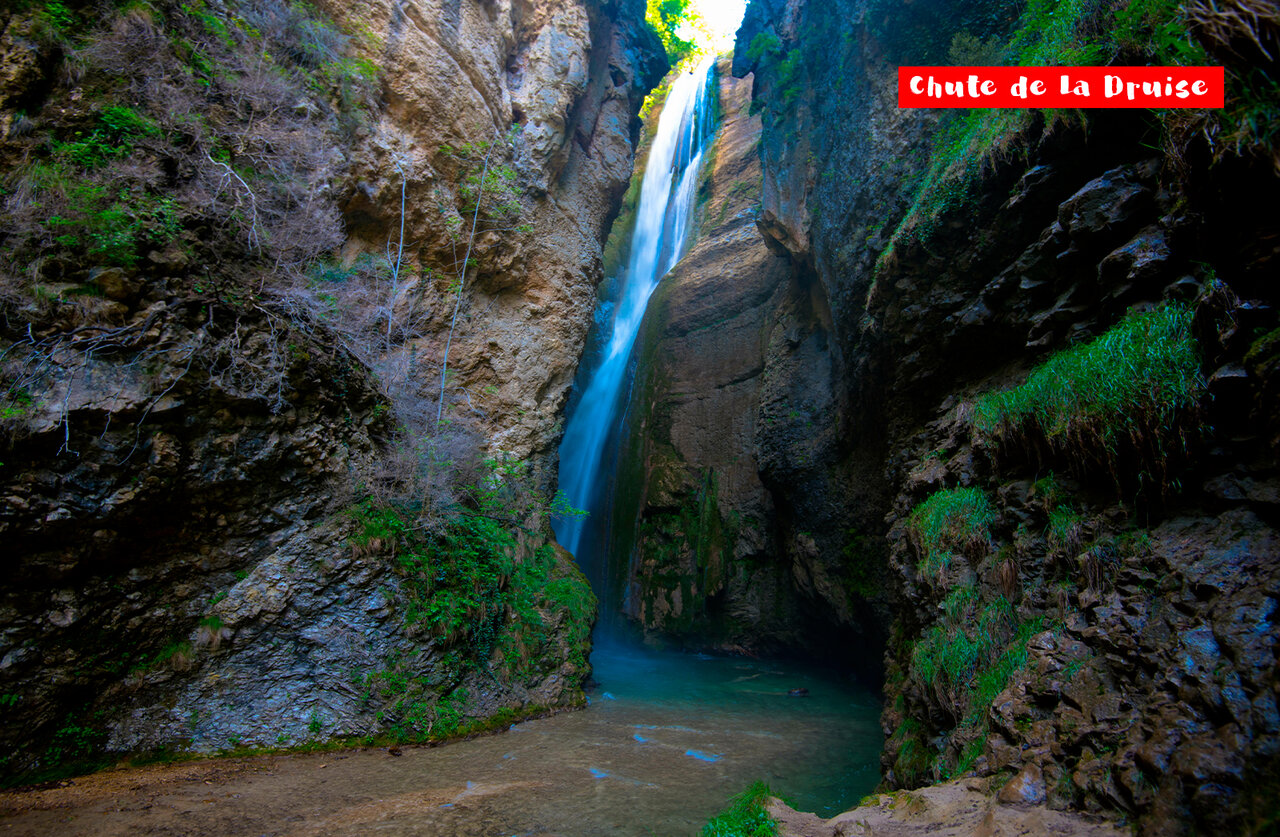 Impresionante Chute de la Druise, majestuosa cascada natural cerca de CHATEAUDOUBLE (26).