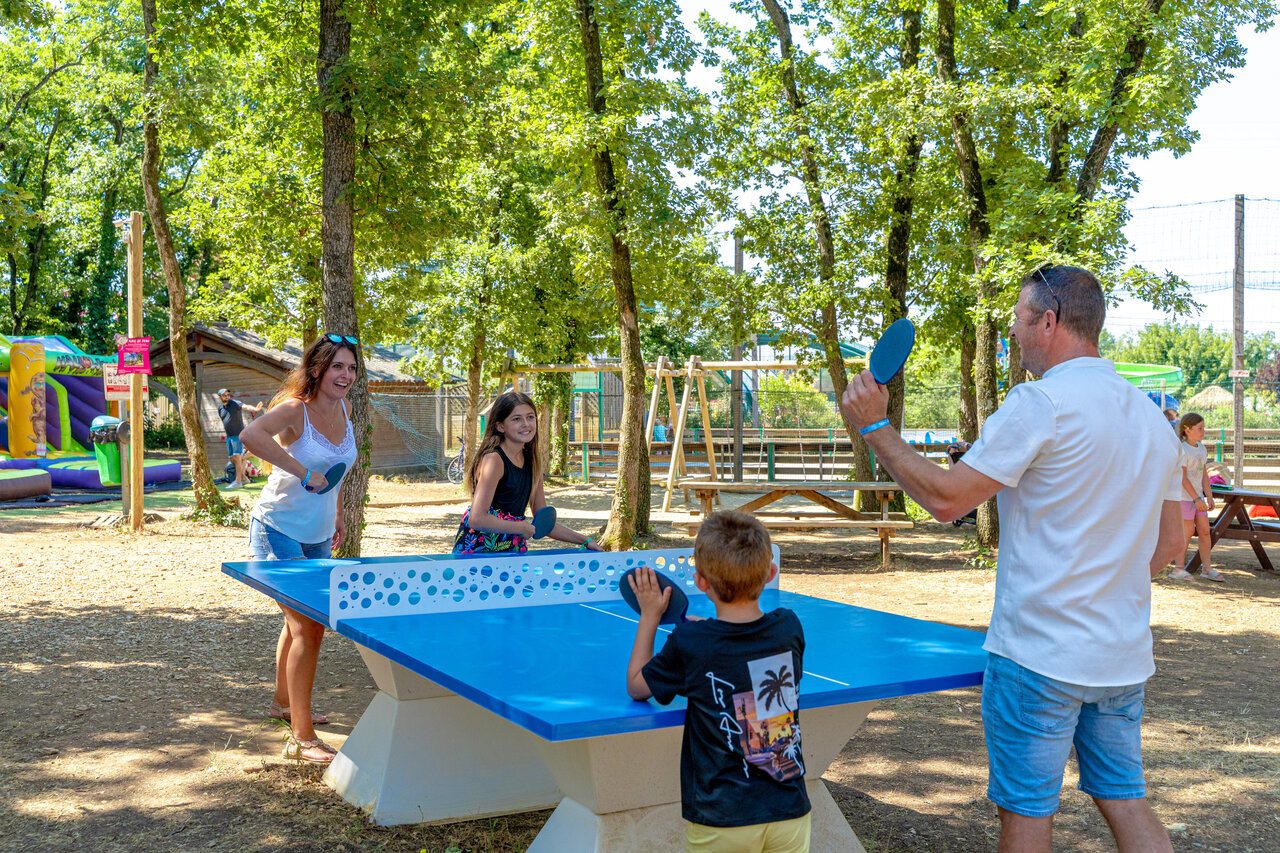 Familia jugando al ping-pong al aire libre, actividades en el camping CAPFUN Grand Lierne en CHATEAUDOUBLE (26).