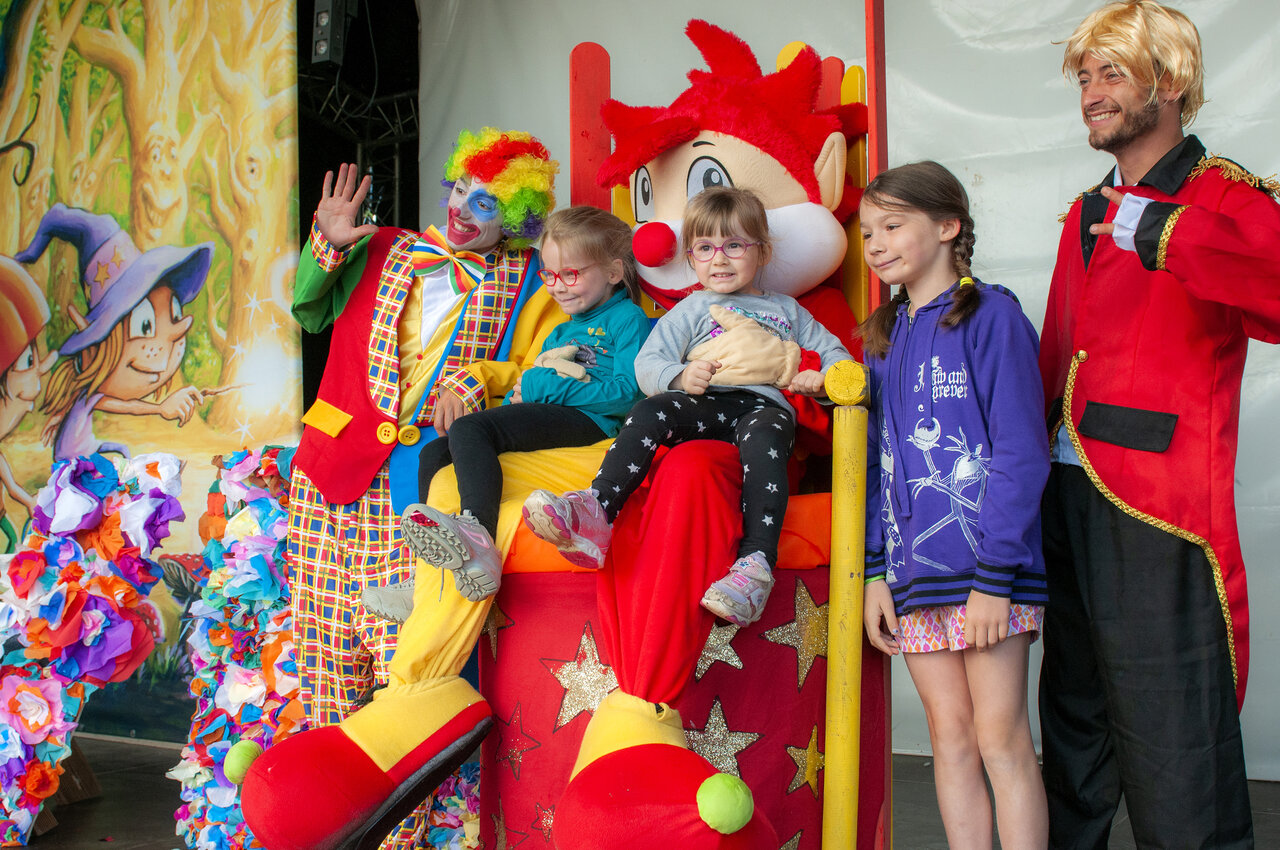 Payaso, mascota y ni�os en animaci�n del camping CAPFUN Grand Lierne en CHATEAUDOUBLE (26).
