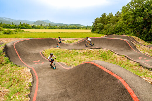 Pista de pumptrack para bicicletas y patinetes en el camping CAPFUN Grand Lierne en CHATEAUDOUBLE (26).