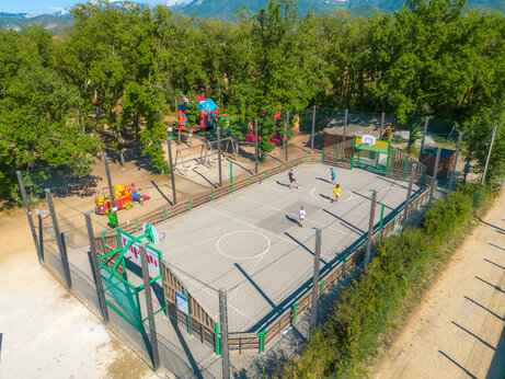 Cancha multideportiva en el camping CAPFUN Grand Lierne en CHATEAUDOUBLE (26).