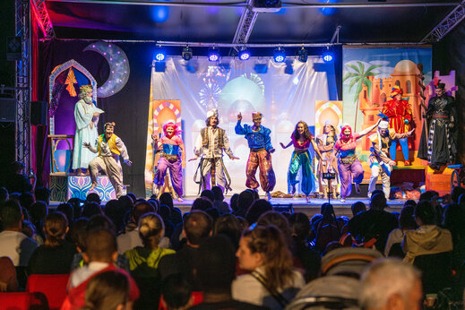 Espectáculo de animación en escenario con actores disfrazados en el camping CAPFUN Grand Lierne en CHATEAUDOUBLE (26).