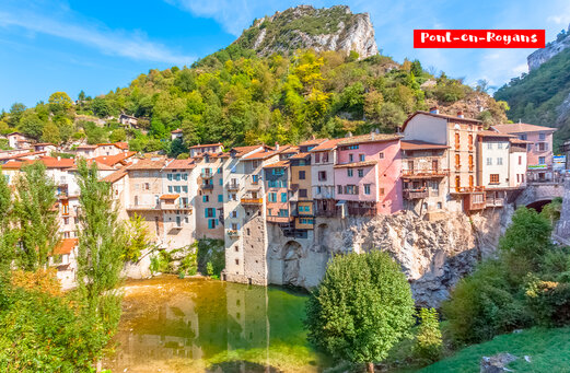 Pueblo suspendido de Pont-en-Royans y sus casas coloridas junto al río.