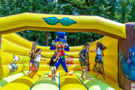 Juego hinchable con niños y mascota en camping CAPFUN Grand Lierne CHATEAUDOUBLE (26).