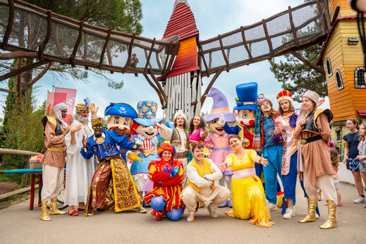 Personajes disfrazados y mascotas durante un espectáculo en el camping CAPFUN Grand Lierne en CHATEAUDOUBLE (26).