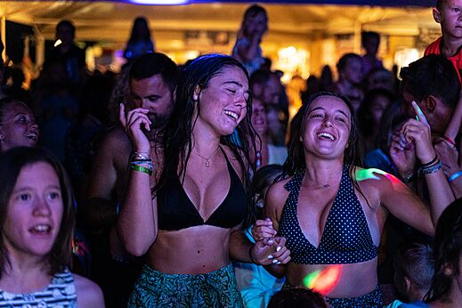 J�venes sonrientes bailan en una animaci�n en el camping CAPFUN Grand Lierne en CHATEAUDOUBLE (26).