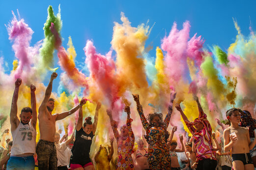 Animación festiva con polvos de colores en el camping CAPFUN Grand Lierne en CHATEAUDOUBLE (26).