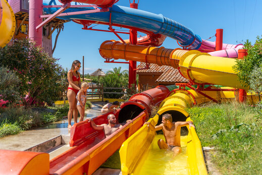 Toboganes acuáticos coloridos para familias en el camping CAPFUN Grand Lierne en CHATEAUDOUBLE (26).