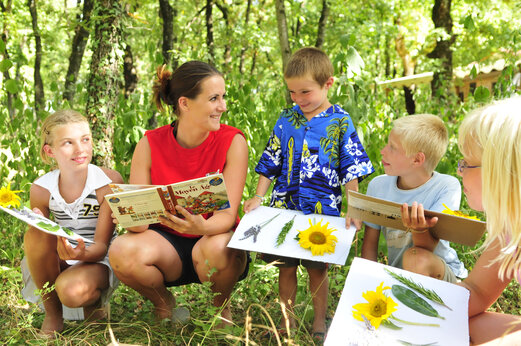 Actividad de naturaleza para niños con flores y hojas en camping CAPFUN Grand Lierne.