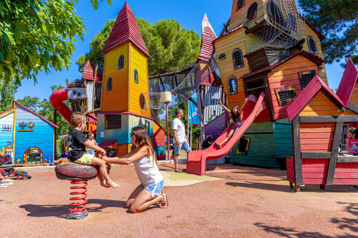 Gran parque infantil colorido con toboganes y niños en el camping CAPFUN Grand Lierne en CHATEAUDOUBLE (26).