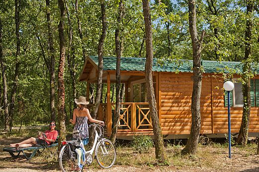 Mobil-home, veraneantes y bicicleta en el camping CAPFUN Grand Lierne en CHATEAUDOUBLE (26).
