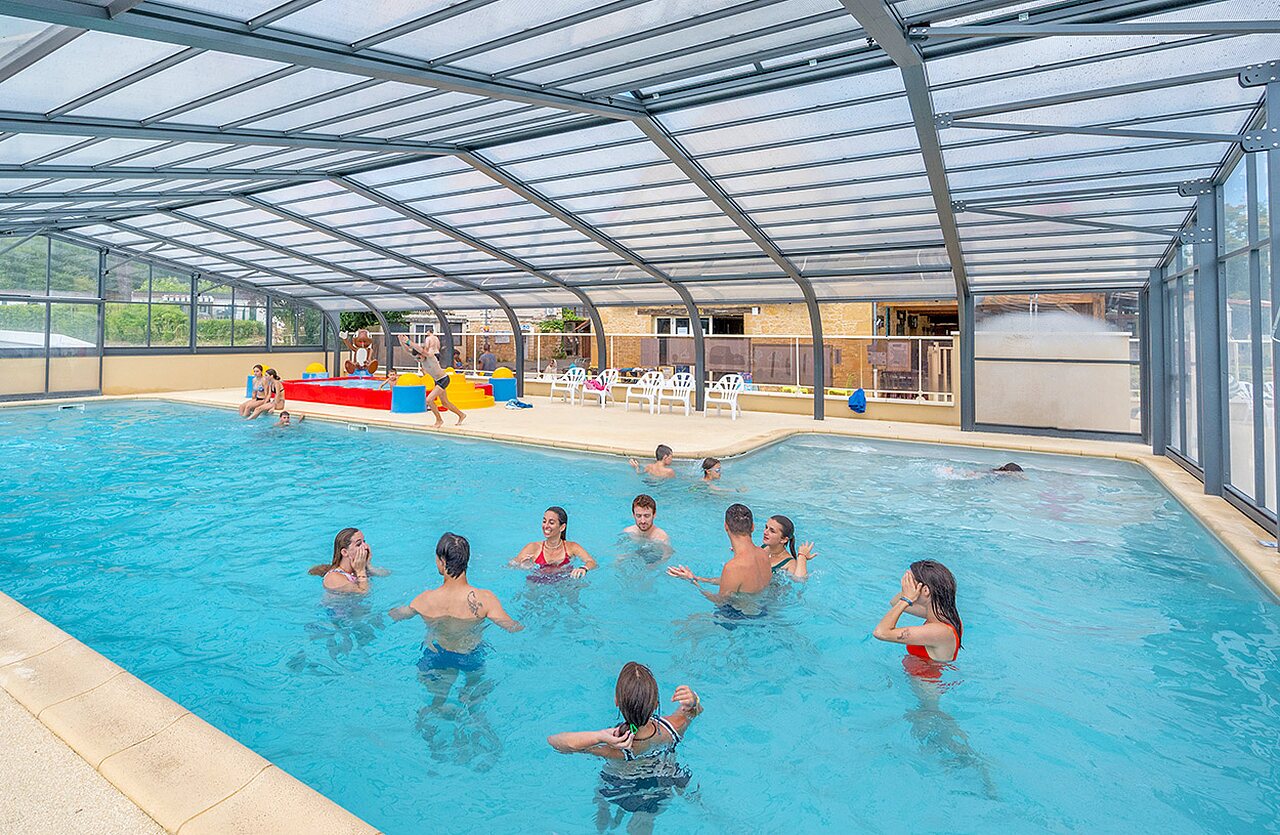 Piscina cubierta y juegos acu�ticos infantiles en el camping VAGUES OCEANES Granges en GROLEJAC (24).