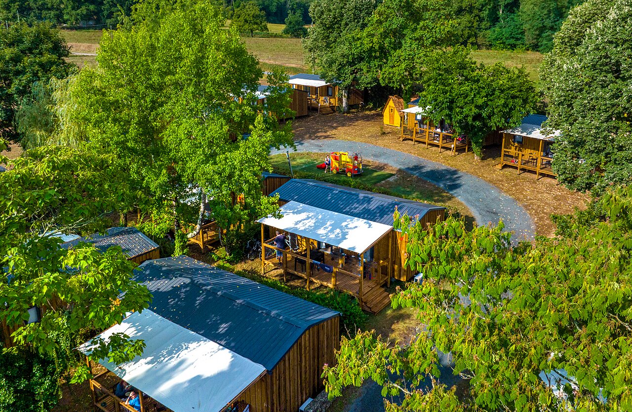 Chalets de madera con terrazas, vista a�rea del camping VAGUES OCEANES Granges en GROLEJAC (24).