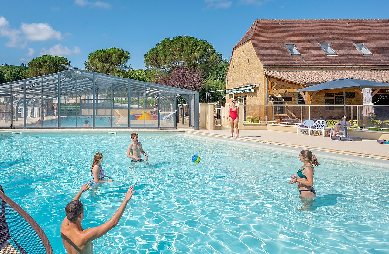 Piscina exterior, cubierta, tobog�n, bar en camping VAGUES OCEANES Granges.