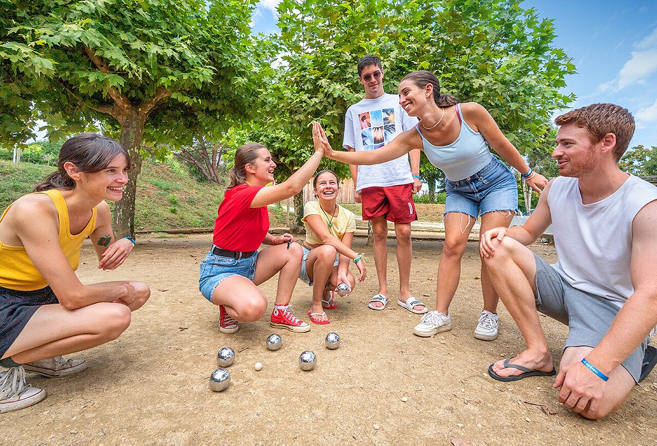 Pueblo troglodita de Les Eyzies, sitio hist�rico para visitar cerca del camping.