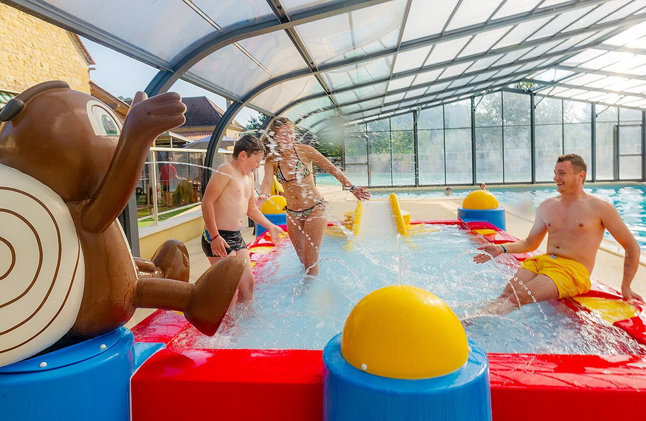 Clase de fitness con balones, adultos activos en el camping VAGUES OCEANES Granges en GROLEJAC (24).