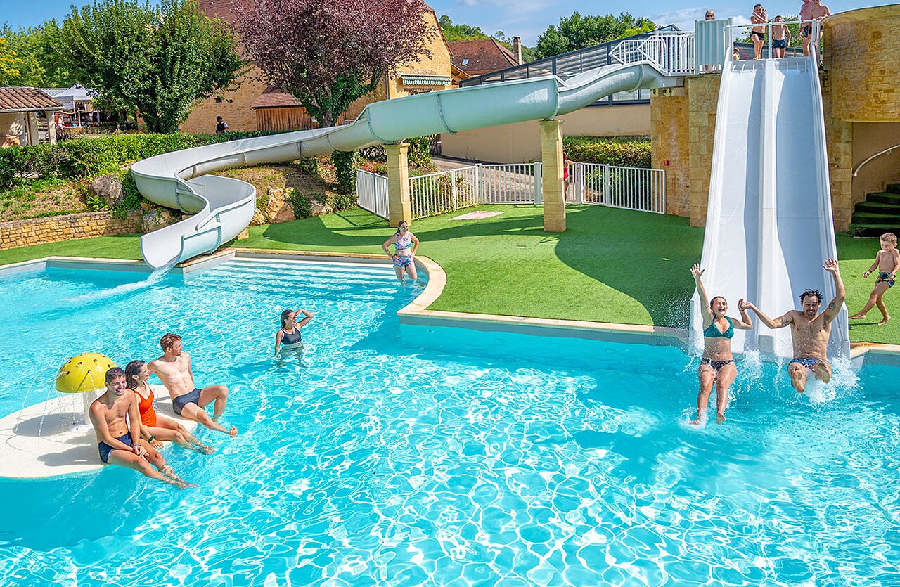 Piscina cubierta, piscina infantil, juegos acu�ticos en camping VAGUES OCEANES Granges, GROLEJAC.