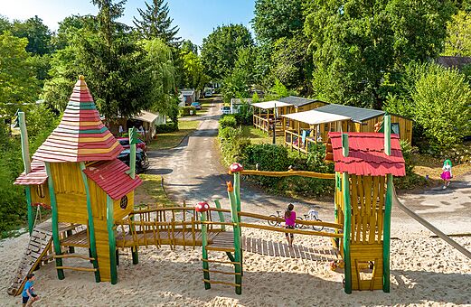 Área de juegos de madera para niños en arena en el camping VAGUES OCEANES Granges en GROLEJAC.