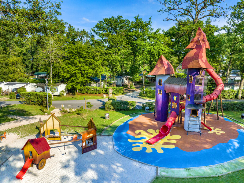 Juego Carabouille - Gran parque infantil con toboganes y estructuras en el camping CAPFUN Grenouill�re en Su�vres (41).