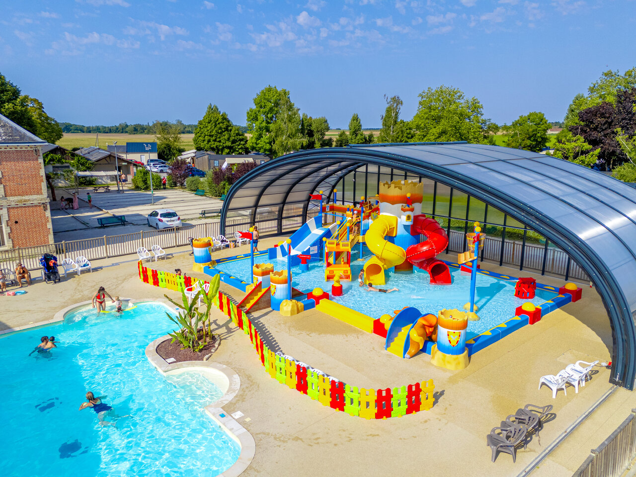 Piscina exterior, juegos acu�ticos y toboganes en el camping CAPFUN Grenouill�re en Su�vres (41).
