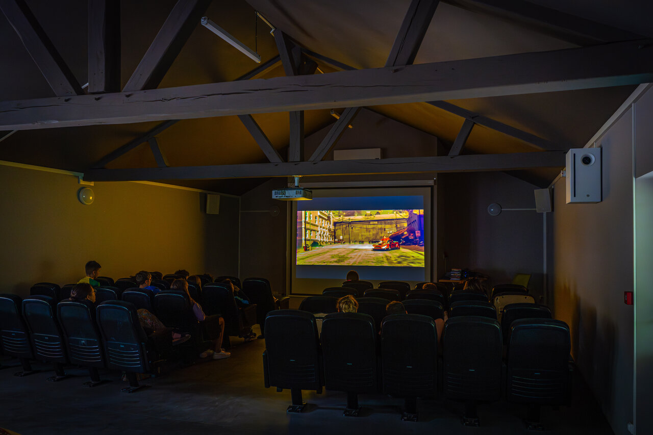 Cine interior, pantalla gigante y espectadores en el camping CAPFUN Grenouill�re en Su�vres (41).