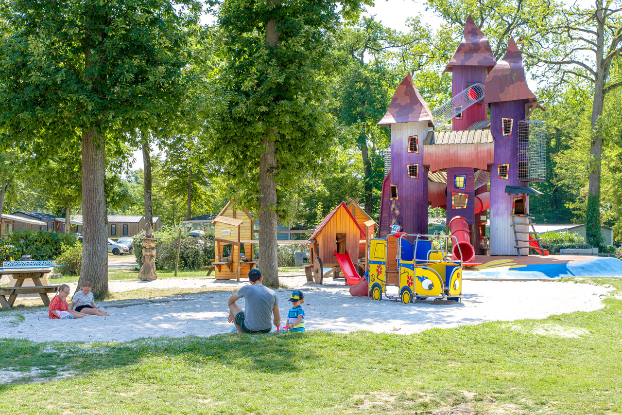 Gran castillo de juegos, toboganes, arena en el camping CAPFUN Grenouill�re en Su�vres.