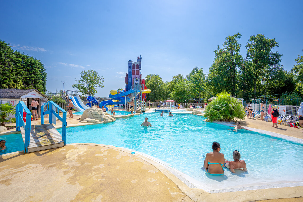 Piscina exterior, toboganes acu�ticos y juegos en el camping CAPFUN Grenouill�re en Su�vres (41).