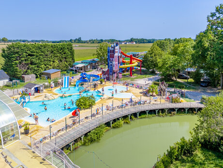 Gran parque acuático, piscinas y toboganes gigantes en camping CAPFUN Grenouillère en Suèvres (41).