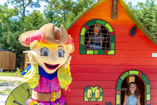 Mascota y ni�os jugando en una casita en el camping CAPFUN Grenouill�re en Su�vres (41).