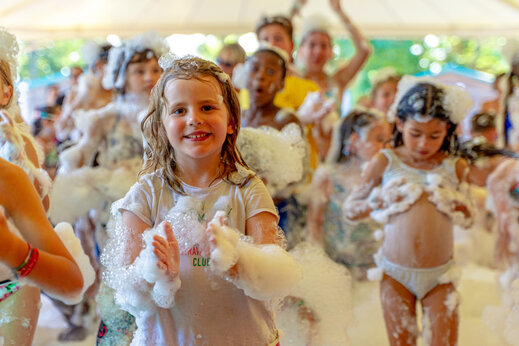 Niños sonrientes jugando en la espuma durante una animación en el camping CAPFUN Grenouillère en Suèvres (41).