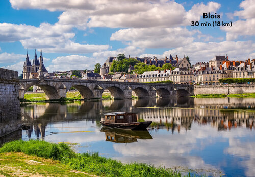 Puente histórico sobre el Loira y ciudad de Blois, lugar para visitar.
