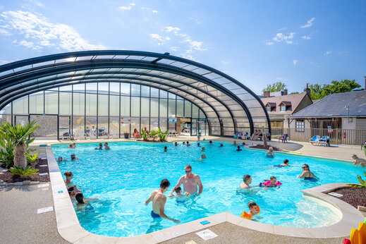 Piscina cubierta y descubierta con familias en el camping CAPFUN Grenouillère en Suèvres (41).