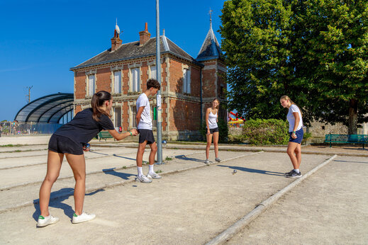 J�venes jugando a la petanca en el camping CAPFUN Grenouill�re (41).