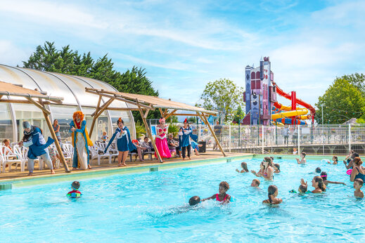 Piscina exterior con animaci�n disfrazada y toboganes gigantes en el camping CAPFUN Grenouill�re en Su�vres (41).