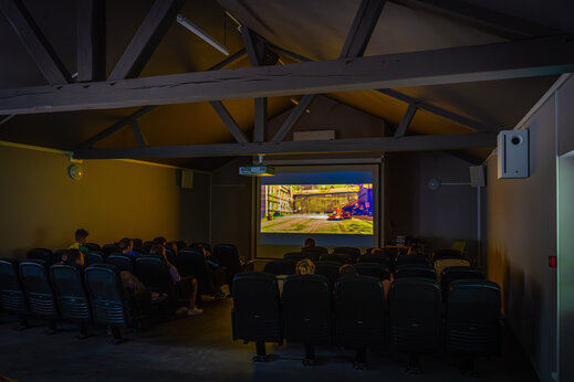 Sala de cine con proyección de película en el camping CAPFUN Grenouillère en Suèvres (41).