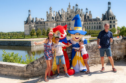 Mascotas Capfun con familia sonriente, animación en el camping CAPFUN Grenouillère en Suèvres (41).