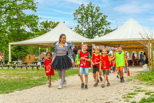 Animadora sonriente con niños del club Capfun en el camping CAPFUN Grenouillère en Suèvres (41).