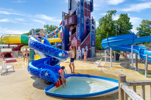 Toboganes acuáticos coloridos y juegos de agua infantiles en el camping CAPFUN Grenouillère en Suèvres (41).