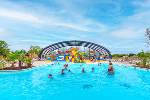 Piscina exterior, juegos acu�ticos cubiertos, camping CAPFUN Grenouill�re en Su�vres (41).