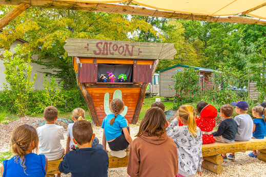 Espect�culo de marionetas para ni�os en escenario Saloon en camping CAPFUN Grenouill�re en Su�vres (41).