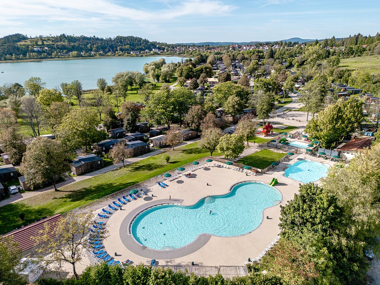 Vista a�rea complejo acu�tico y alojamientos en camping CLICOCHIC Grisi�re Clairvaux-les-Lacs (39).