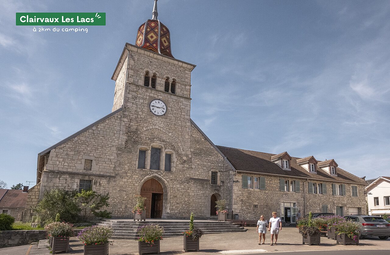 Iglesia de Clairvaux-les-Lacs, Jura, un lugar para visitar cerca del camping.