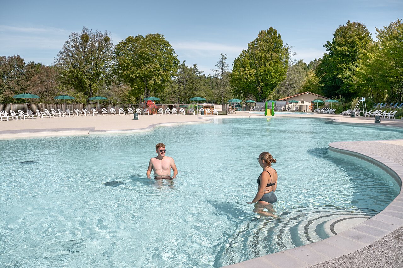 Gran piscina exterior, juegos acu�ticos y tumbonas en el camping CLICOCHIC Grisi�re Clairvaux-les-Lacs.