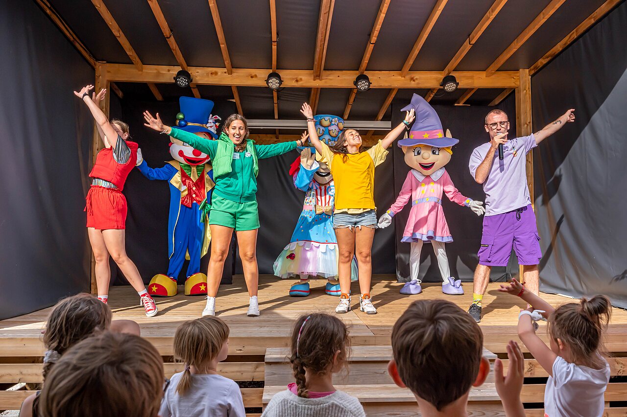 Animaci�n infantil con mascotas y animadores en camping CLICOCHIC Grisi�re, Clairvaux-les-Lacs.